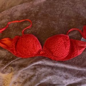 Red lace bra😍